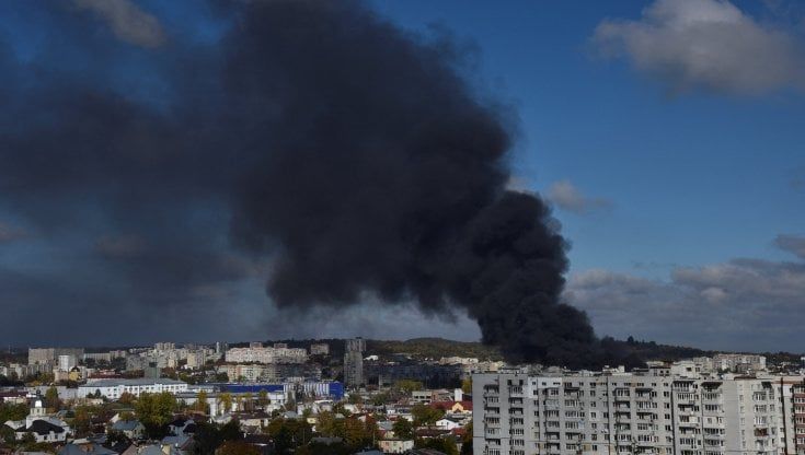 Il day after di Kiev: "Sistemeremo le buche fatte dai missili in 48 ore". Ma l'illusione della normalità fa i conti con le sirene d'allarme