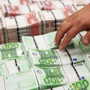 Shopping di Natale coi soldi falsi, arrestato