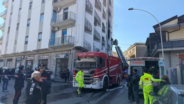Incendio in una palazzina a Giarre, diverse persone intossicate. Salvata una bambina di due mesi