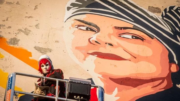 Laika: “Nel mio murale-omaggio lo sguardo di Murgia è un faro sui diritti che la destra oscura”