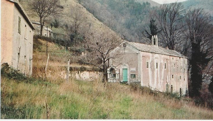 Cassinelle, una mostra sul borgo abbandonato in Val Chiaravagna. Riappare l’antica campana