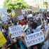 Vaccini, i genitori del no in piazza a Milano: 