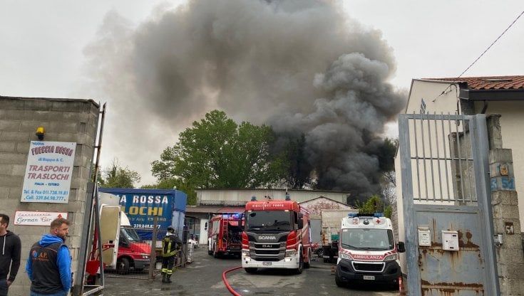 Torino, incendio in una ditta di traslochi: fumo visto da tutta la città