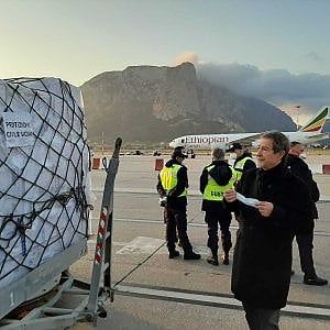 Coronavirus: atterrato a Palermo un aereo cargo con 40 tonnellate di dispositivi acquistati dalla Regione