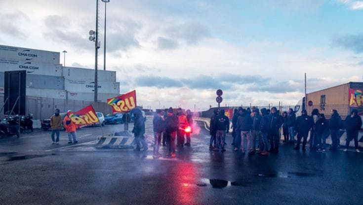Lavoratori in sciopero contro la guerra al porto di Livorno