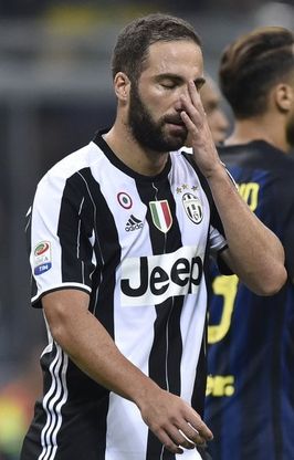 Questa Juventus si può battere: la reazione dei social con le foto di Higuain