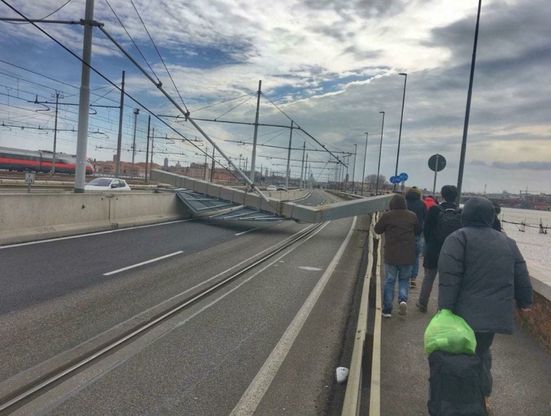 Venezia, crolla palo sul Ponte della Libertà: circolazione riattivata dopo oltre otto ore