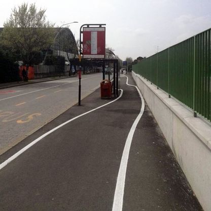 Brescia: c'è la fermata del bus, la pista ciclabile diventa "creativa"