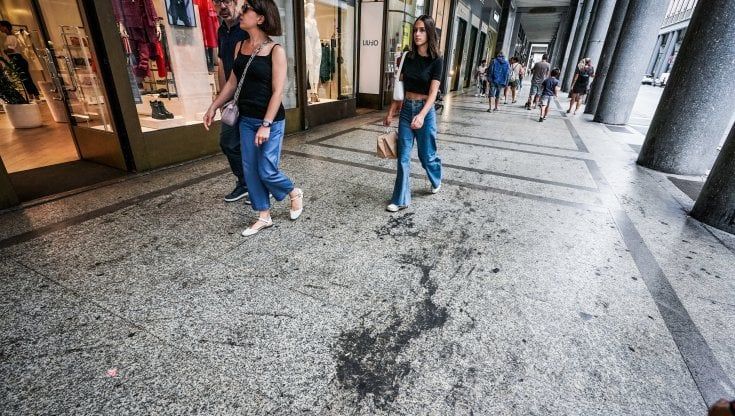 Via Roma trascurata tra pavimenti luridi graffiti e rifiuti nelle vetrine vuote