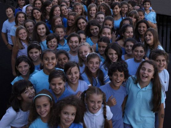Concerto di Natale in Jazz al San Carlo, i bambini del coro delle voci bianche cantano per i ragazzi a rischio
