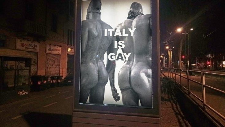 "Italy is gay", il nuovo manifesto di Villa, il Banksy torinese