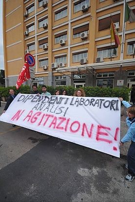 Stangata sui laboratori d'analisi:<br />sit-in dei dipendenti all'assessorato