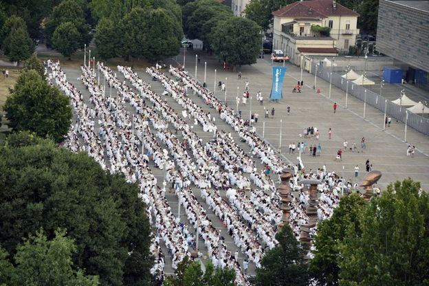 Tredicimila di bianco vestiti a cena in piazza d'Armi