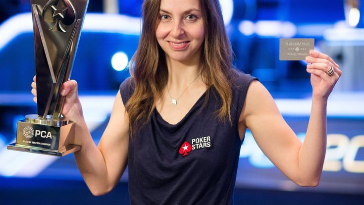 La giornalista diventata giocatrice: “Vinco al poker studiando la mente dei campioni”