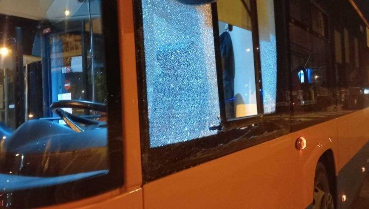 Napoli, lancio di pietre e vetri in frantumi su due bus dell'Anm