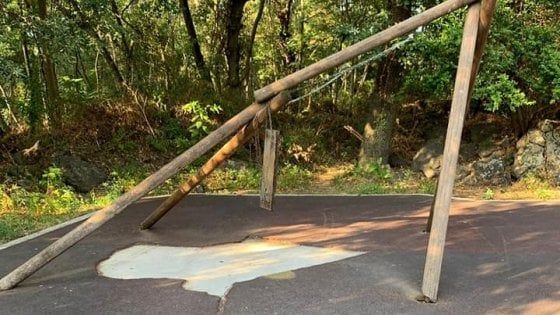 Ischia, la denuncia del sindaco: "Vandalizzata l’area giochi della pineta, serve un nuovo senso civico"