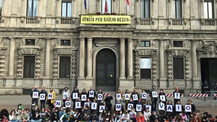 Per l'Istituto dei ciechi di via Vivaio confermato il trasferimento: bambini e genitori fanno un flash mob davanti al Comune