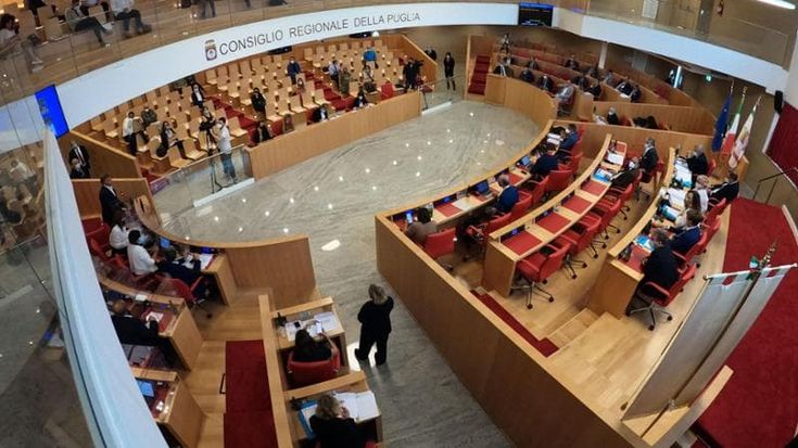 Più soldi ai consiglieri, martedì i politici pugliesi si votano l’aumento: il sì delle liste di Emiliano