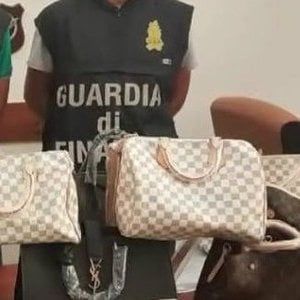 Brindisi, 10mila borse Gucci e Louis Vitton contraffatte a bordo: denunciato camionista