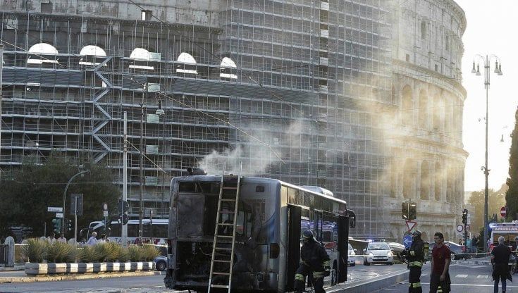 Bus in fiamme e pochi investimenti: il disastro Atac lo pagano i passeggeri