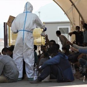 Palermo, i migranti della Open Arms trasferiti sulla nave quarantena 