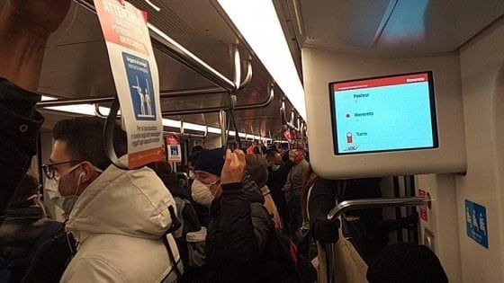 Coronavirus, meno corse dei mezzi pubblici a Milano: impossibile mantenere la distanza di sicurezza al mattino presto