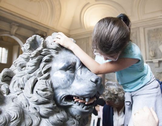 I musei Vaticani visti con il tatto: la visita dei bambini ipovedenti