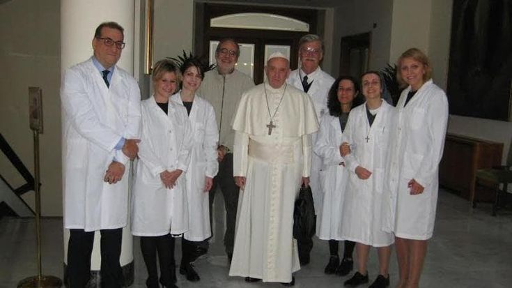 Ambulatori, farmacia e docce per i bisognosi: la rete della solidarietà voluta da Francesco