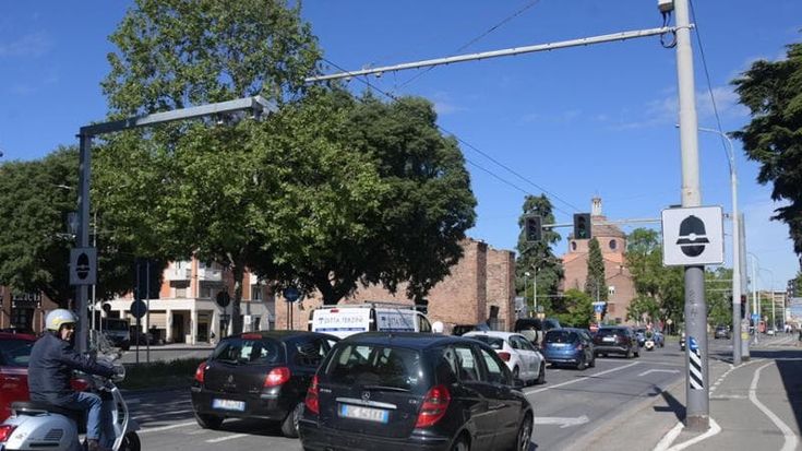 Velox, 29 multe all’ora a Bologna. Boom di sanzioni per il nuovo impianto di viale Sabena