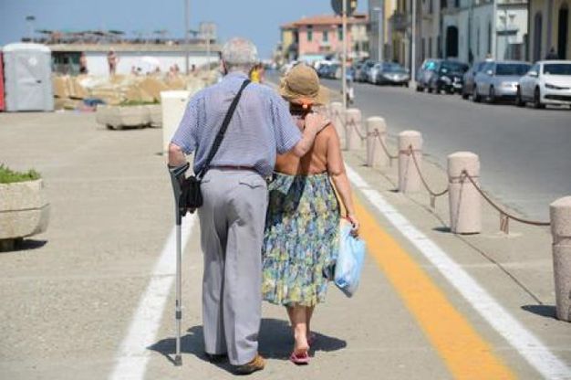 La ricetta per invecchiare bene: "Anziani alzatevi 10 minuti ogni ora"
