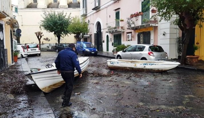 Maltempo a Ischia, barche alla deriva nelle strade allagate: via alla conta dei danni