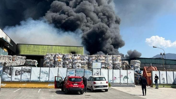 Scafati: in fiamme deposito di rifiuti evacuate 16 famiglie, aperta indagine