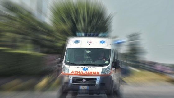 Lecce, raffica di vento fa crollare impalcatura: muore operaio 56enne. Non indossava il casco
