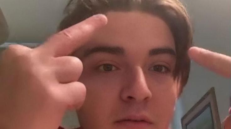 L’ira del padre della ragazza abusata su La Russa junior: “Grave non dare la sim del telefonino ai magistrati, nasconde qualcosa”