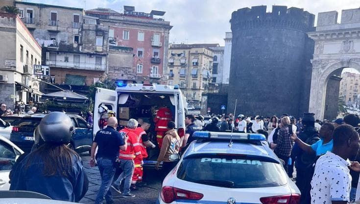 Porta Capuana, panico per una lite tra extracomunitari: un morto, preso il presunto aggressore