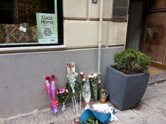 Parigi sotto attacco, Palermo, i fiori davanti al consolato francese