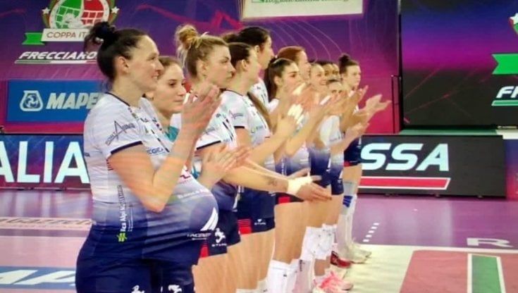 Volley, atlete in campo col pallone sotto la maglia per Lara Lugli: "La maternità è un diritto"