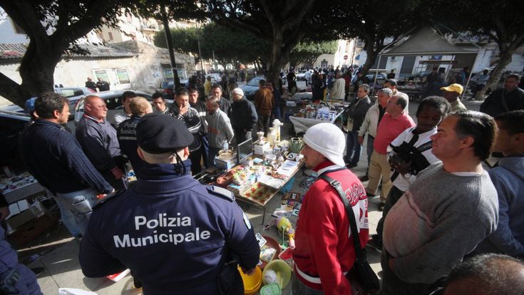 Dai taser per i vigili ai mendicanti da sanzionare, i sindaci siciliani si dividono sul decreto sicurezza