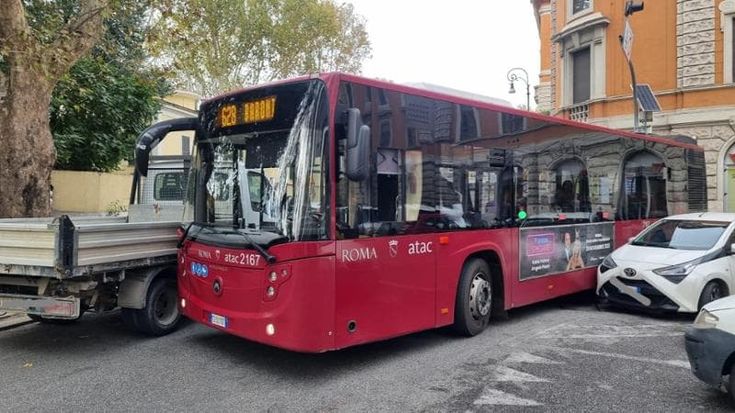 Atac contro la sosta selvaggia, in un anno 4mila bus e tram bloccati nel traffico: indaga la procura