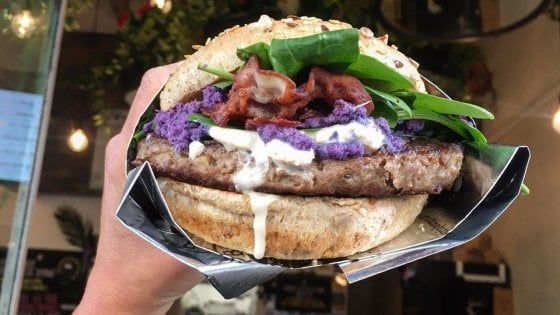Fast food senza confini, arriva l’hamburger di cammello