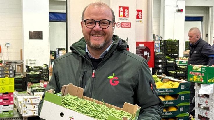 Dai pomodori alle fragole, una notte all’Ortomercato che lotta con i rincari: “È aumentato tutto”