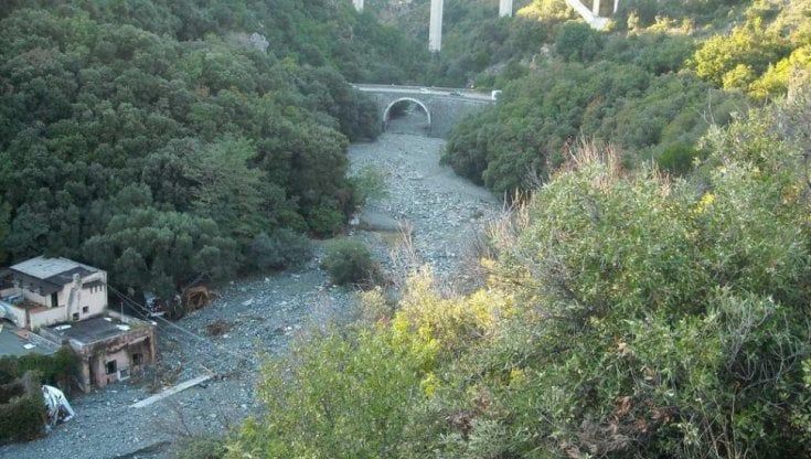 Varazze, nuove case in area a rischio dissesto idrogeologico: polemiche in Comune sugli “sconti” al privato 