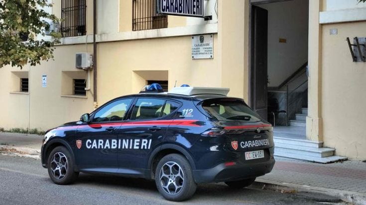 A 15 anni va a scuola con un coltello a serramanico lungo 13 centimetri