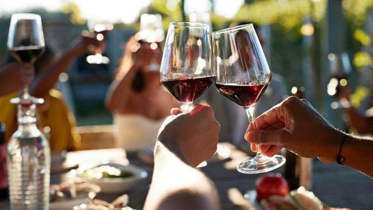 Sono sempre di più i giovani che bevono vino