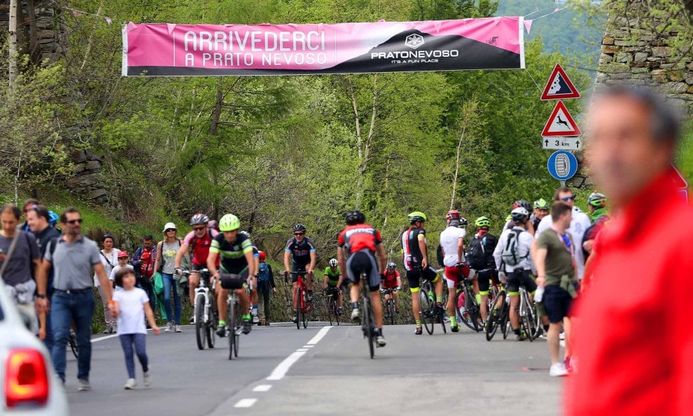 Il Giro d'Italia a Prato Nevoso, folla di genovesi e liguri ad applaudire l'arrivo