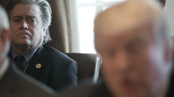 Trump, pubblicato il libro-scandalo. Il presidente: "Testo fraudolento". Wolff: "Alla Casa Bianca dicono che è un idiota"