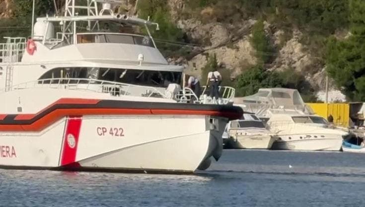 Albania, è partita la nave della Guardia costiera che riporterà in Italia i 12 migranti di Shengjin: destinazione Bari
