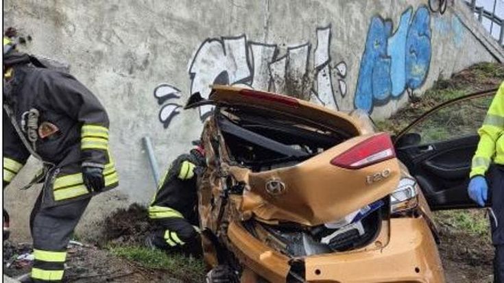 Auto contro il cavalcavia allo svincolo di Stupinigi: traffico in tilt e un ferito