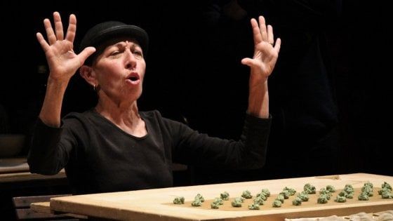 Teatro Bologna: falce e martello, pane e petrolio