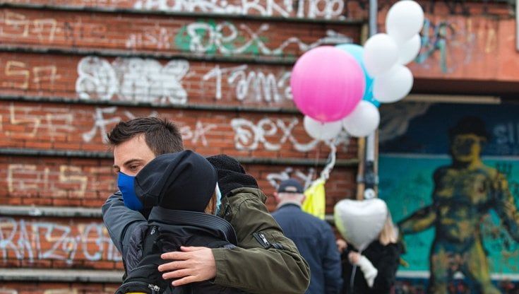 Coppia morta sulla Presolana, palloncini nel cielo della Martesana e un lungo applauso per Valeria e Fabrizio. Gli amici: "Saremo vicini alla loro bambina"
